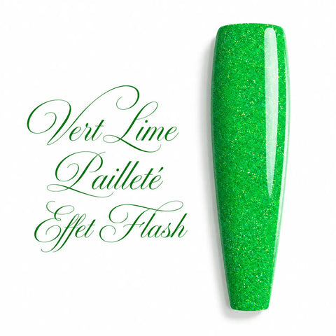 Capsule d’ongle ballerine Vert Lime Pailleté Effet Flash, finition ultra brillante, nuancier gel UV et vernis semi-permanent sur fond blanc.