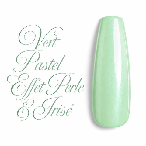 Vert Pastel Effet Perle & Irisé – capsule nuancier de vernis semi-permanent UV LED Beauty Distribution Paris. Couleur vert pastel nacré aux reflets perlés et irisés, finition ultra brillante effet glossy. Idéal pour la pose américaine, le gainage, le nail art, les ongles en gel UV, le vernis semi-permanent et les manucures professionnelles en institut.