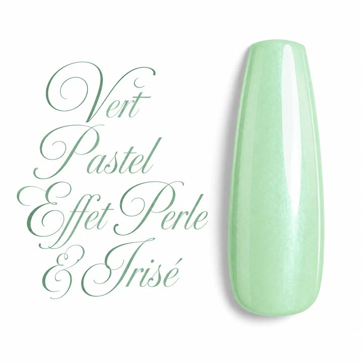 Vert Pastel Effet Perle & Irisé – capsule nuancier de vernis semi-permanent UV LED Beauty Distribution Paris. Couleur vert pastel nacré aux reflets perlés et irisés, finition ultra brillante effet glossy. Idéal pour la pose américaine, le gainage, le nail art, les ongles en gel UV, le vernis semi-permanent et les manucures professionnelles en institut.