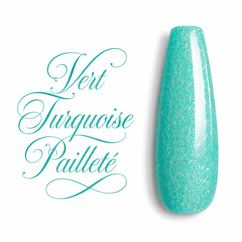 Vert Turquoise Pailleté – Capsule de nuancier en gel UV et vernis semi-permanent couleur vert turquoise pailleté, finition ultra brillante et scintillante. Teinte turquoise lumineuse enrichie de fines paillettes argentées pour un effet nacré et glamour. Idéal pour les poses d'ongles en gel UV, semi-permanent, BIAB, gainage, Nail Art et manucures professionnelles. Présentation sur fond blanc dans un style packshot premium haute définition