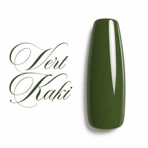 Capsule d’ongle ballerine vert kaki ultra brillante, nuancier de vernis gel UV semi-permanent sur fond blanc, visuel premium.