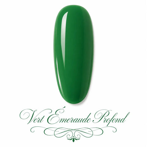 Vernis gel Vert Émeraude Profond Beauty Distribution, teinte vert émeraude intense sur capsule glossy, finition brillante effet gel professionnel pour manucure chic, élégante et sophistiquée.