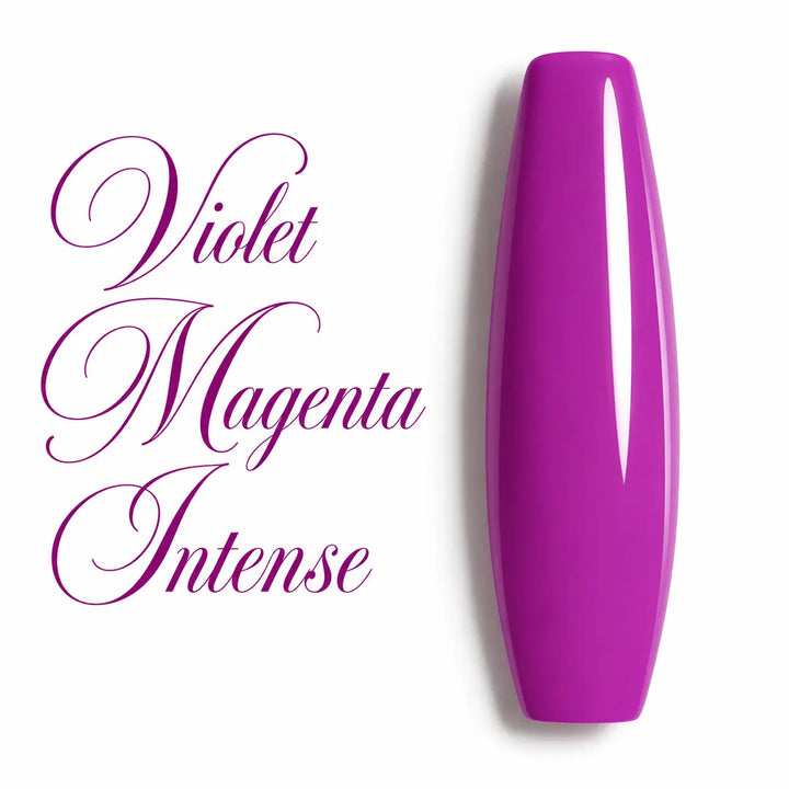 Vernis semi-permanent Violet Magenta Intense sur capsule nuancier finition ultra brillante – couleur violet magenta intense crémeuse, haute pigmentation, effet glossy professionnel pour manucure, nail art, gel UV LED et prothésiste ongulaire – Beauty Distribution.