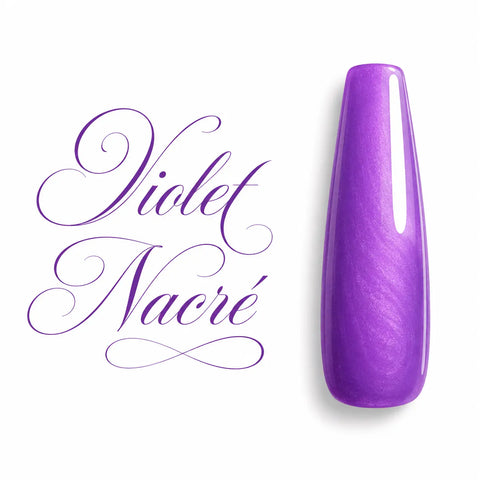 Capsule d’ongle ballerine longue en vernis gel violet nacré ultra brillant, avec reflets irisés et finition glossy, présentée sur fond blanc avec le nom « Violet Nacré » en calligraphie élégante, idéale pour une manucure professionnelle et un nail art raffiné.