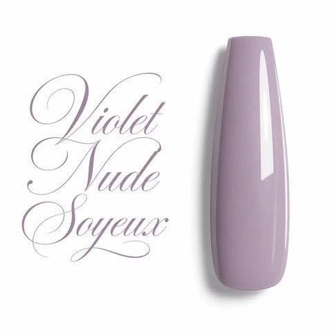 Vernis semi-permanent Violet Nude Soyeux Beauty Distribution présenté sur une capsule d’ongle ballerine ultra brillante. Teinte violet nude pastel légèrement translucide, au fini crémeux et glossy, idéale pour une manucure élégante, naturelle et sophistiquée. Couleur professionnelle pour pose sur ongles naturels, gel UV, gainage, BIAB, polygel, pose américaine et extensions. Vernis gel UV/LED haute pigmentation offrant une excellente couvrance, une finition lumineuse et une longue tenue. Disponible sur beau