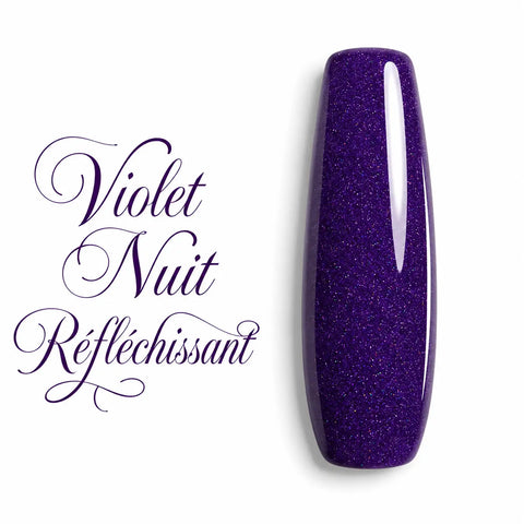 Vernis semi-permanent Violet Nuit Réfléchissant Beauty Distribution, teinte violet nuit intense à effet réfléchissant avec fines paillettes scintillantes. Nuancier sur capsule ballerine finition ultra brillante, idéal pour les poses d'ongles en gel UV, LED, BIAB, Polygel et Nail Art professionnel. Couleur élégante, profonde et lumineuse pour une manucure longue tenue.