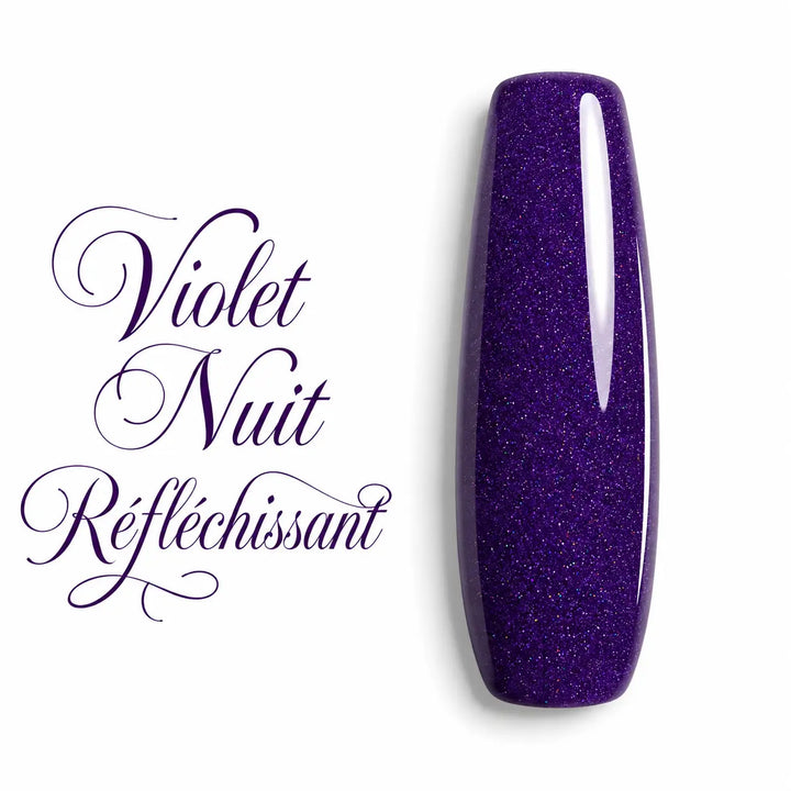 Vernis semi-permanent Violet Nuit Réfléchissant Beauty Distribution, teinte violet nuit intense à effet réfléchissant avec fines paillettes scintillantes. Nuancier sur capsule ballerine finition ultra brillante, idéal pour les poses d'ongles en gel UV, LED, BIAB, Polygel et Nail Art professionnel. Couleur élégante, profonde et lumineuse pour une manucure longue tenue.