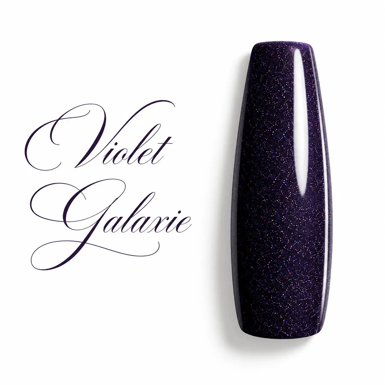 Capsule d’ongle ballerine longue Violet Galaxie, vernis gel UV/LED violet noir pailleté à effet cosmique, finition ultra brillante sur fond blanc.