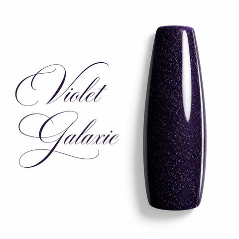 Capsule d’ongle ballerine longue Violet Galaxie, vernis gel UV/LED violet noir pailleté à effet cosmique, finition ultra brillante sur fond blanc.