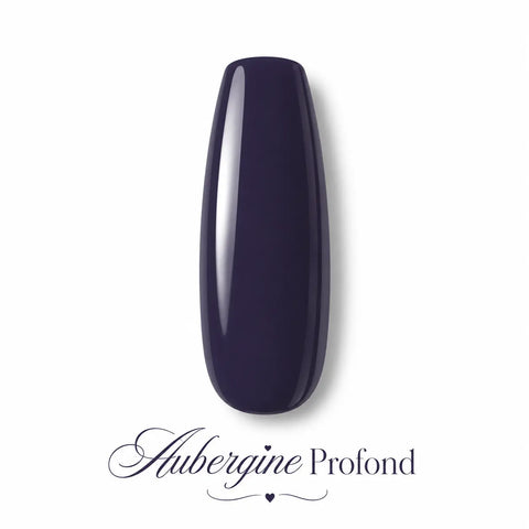Vernis gel Aubergine Profond Beauty Distribution, teinte violet aubergine foncé effet glossy, capsule couleur sur fond blanc pour manucure professionnelle UV/LED.
