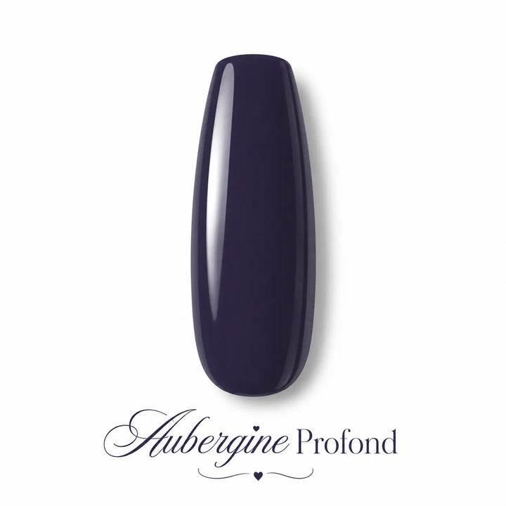 Vernis gel Aubergine Profond Beauty Distribution, teinte violet aubergine foncé effet glossy, capsule couleur sur fond blanc pour manucure professionnelle UV/LED.
