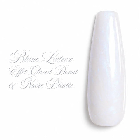 Nuancier vernis gel UV blanc laiteux effet Glazed Donut à nacre bleutée, sur capsule ballerine brillante pour manucure professionnelle Beauty Distribution.