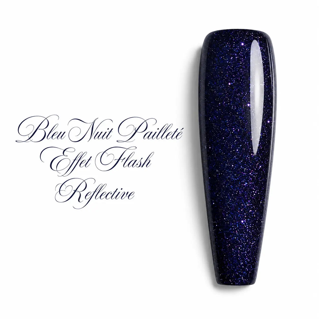 Capsule d’ongle ballerine bleu nuit pailleté effet flash reflective, gel UV brillant aux reflets violets et bleus pour manucure professionnelle.