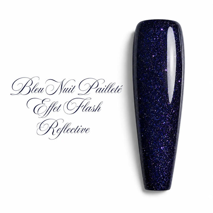Capsule d’ongle ballerine bleu nuit pailleté effet flash reflective, gel UV brillant aux reflets violets et bleus pour manucure professionnelle.