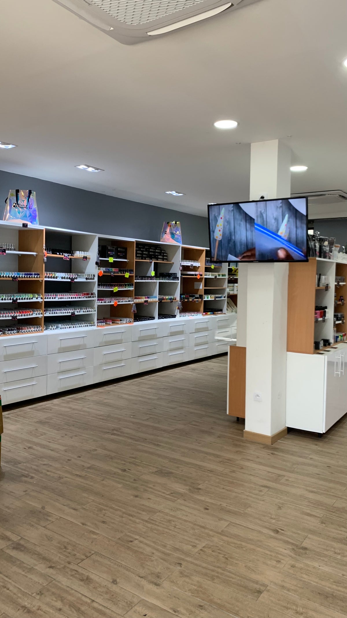 Comptoir et rayonnages du showroom Beauty Distribution à Jarry, en Guadeloupe