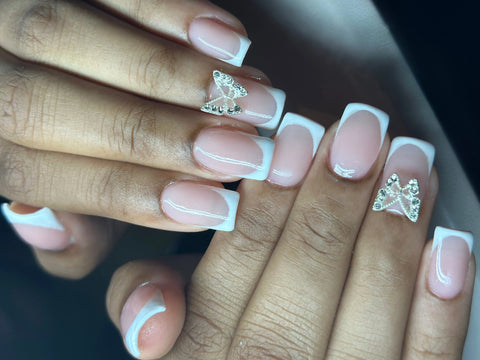 French carrée avec gel Camouflage Browny Nude et blanc A023 Beauty Distribution, création Lauranynails. Le blanc et les bijoux complètent la base nude.