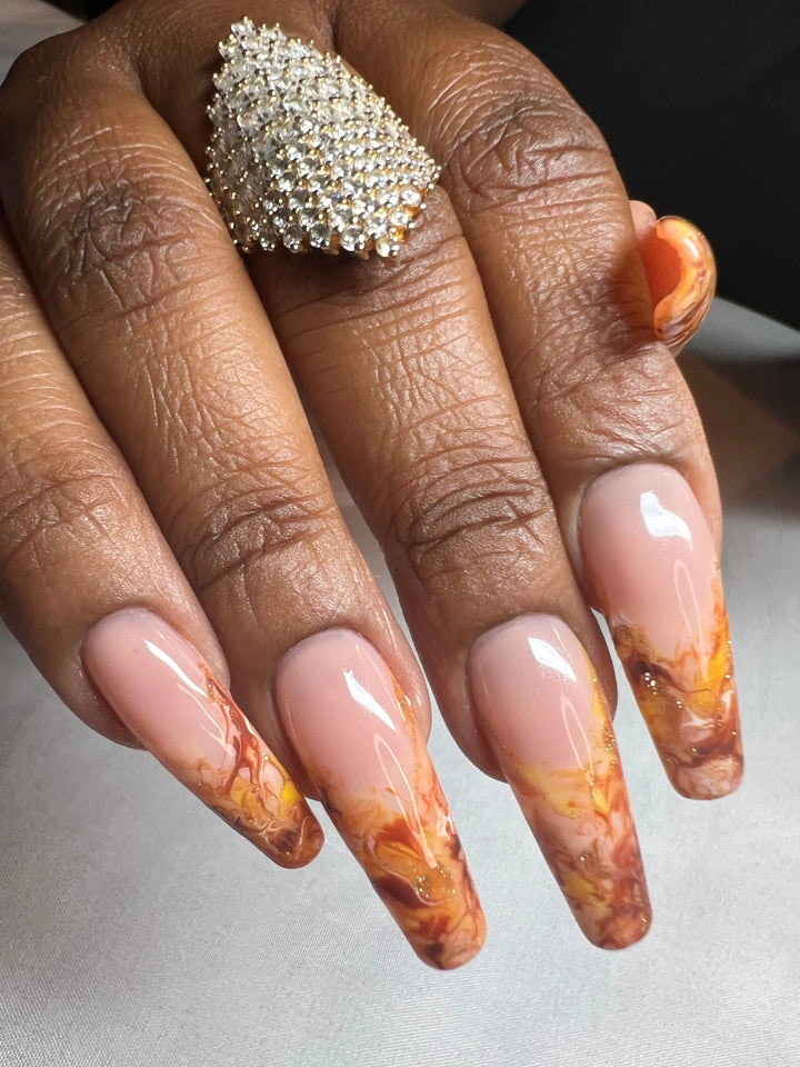 Nail art marbré chocolat caramel de Lauranynails, associant notamment A048, B405 et B091 Beauty Distribution. Plusieurs couleurs et décors composent ce résultat.