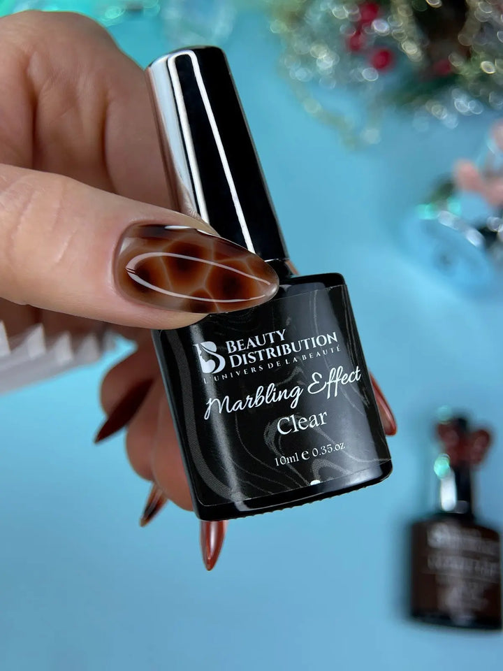Flacon Marbling Effect Clear avec une création effet écaille par Nail Champion. Les teintes A049, A154 et Japan Gel JC38 sont des produits complémentaires.