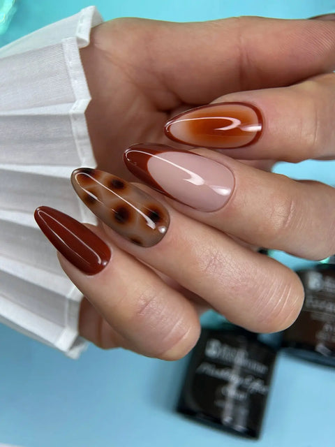 Manucure effet écaille réalisée avec Marbling Effect Clear, A049, A154 et Japan Gel JC38 par Nail Champion ; les couleurs et la finition sont distinctes du gel transparent.