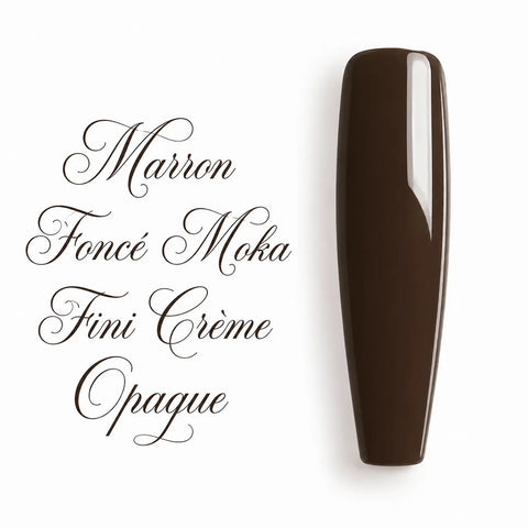 Capsule d’ongle ballerine en vernis gel marron foncé moka, fini crème opaque ultra brillant, sur fond blanc avec lettrage calligraphique élégant.