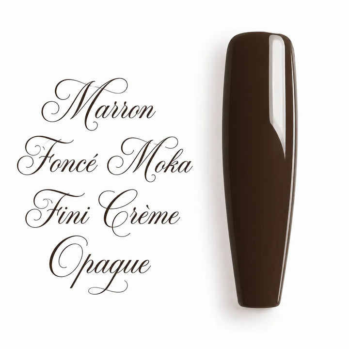 Capsule d’ongle ballerine en vernis gel marron foncé moka, fini crème opaque ultra brillant, sur fond blanc avec lettrage calligraphique élégant.