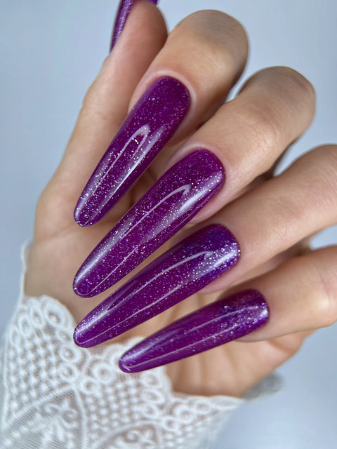 Pose longue violet pailleté avec le vernis A189 Beauty Distribution, création Nail Champion.