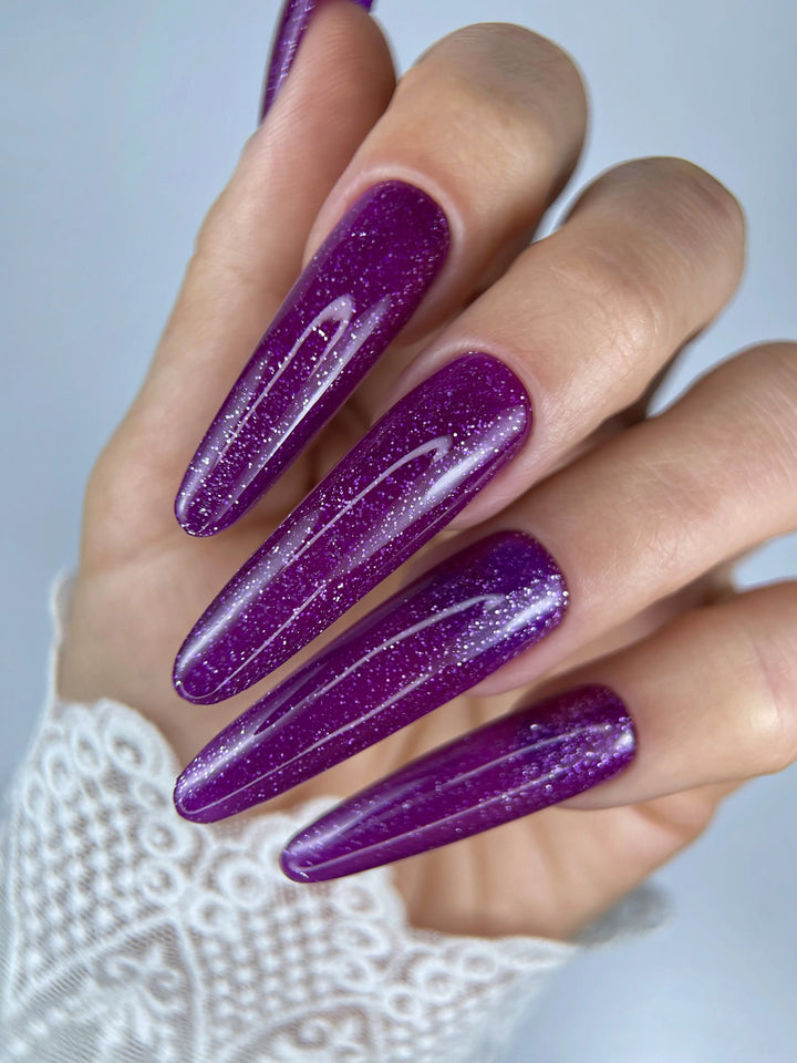 Pose longue violet pailleté avec le vernis A189 Beauty Distribution, création Nail Champion.