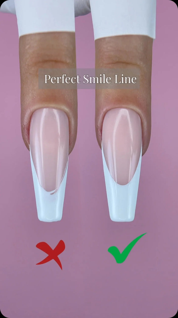 French blanche A023 sur base nude : comparaison de deux tracés de smile line, tutoriel Nail Champion pour Beauty Distribution. La base nude est un produit distinct.