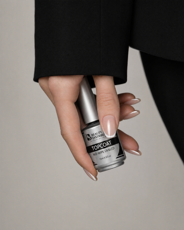 French manucure et top coat Beauty Distribution pour créer des contenus onglerie