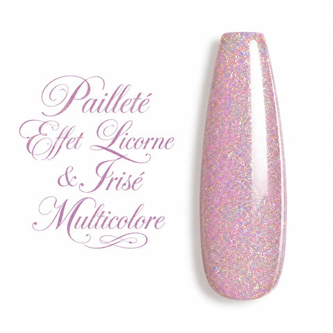 Capsule d’ongle ballerine longue en gel UV pailleté effet licorne, rose lilas irisé multicolore et holographique, finition ultra brillante sur fond blanc.
