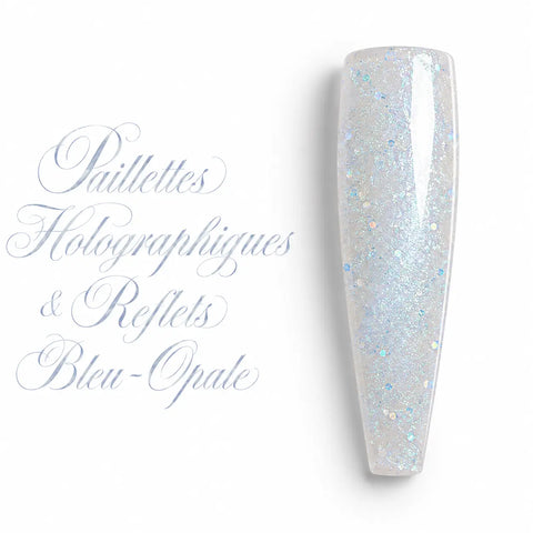 Capsule d’ongle ballerine longue avec paillettes holographiques et reflets bleu-opale, finition ultra brillante pour vernis gel UV.