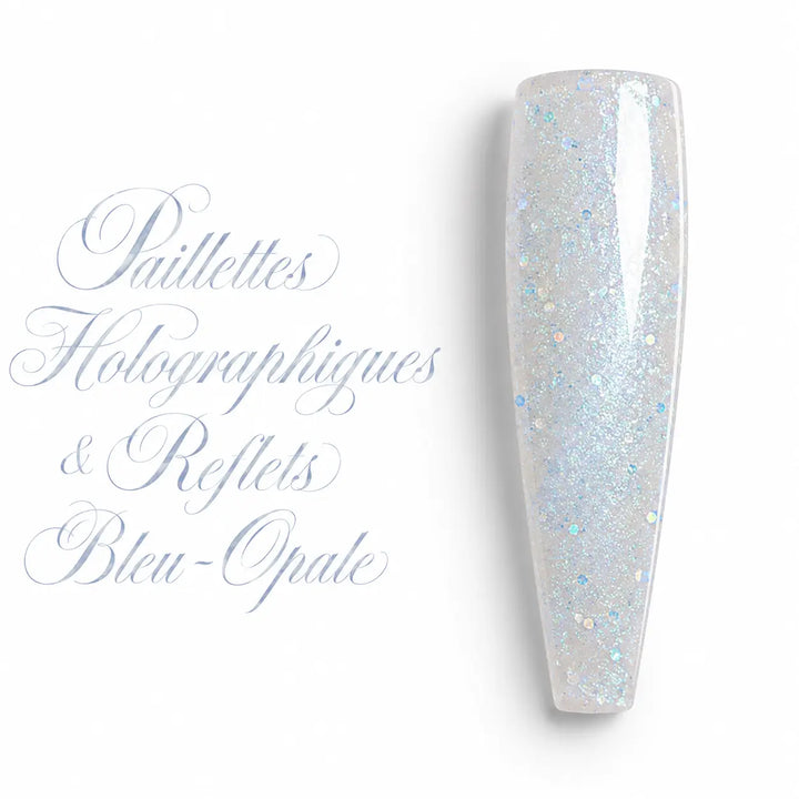 Capsule d’ongle ballerine longue avec paillettes holographiques et reflets bleu-opale, finition ultra brillante pour vernis gel UV.