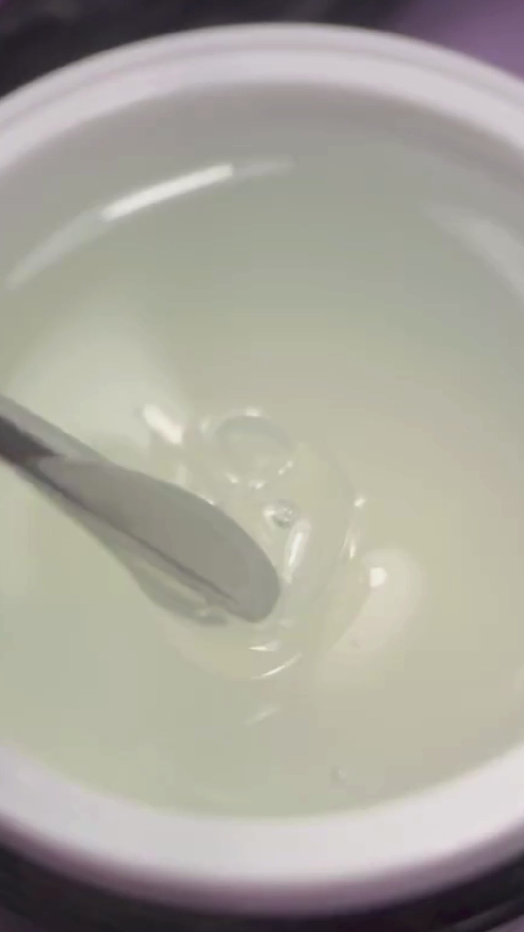 Texture d’un gel transparent dans son pot