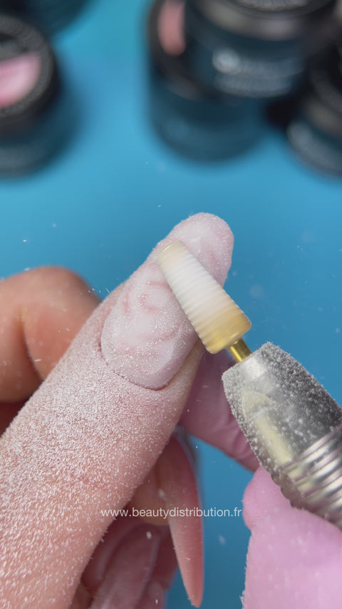Travail à la ponceuse sur un ongle en gel
