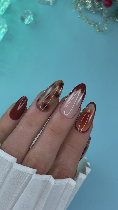 Tutoriel effet écaille avec Marbling Effect Clear Beauty Distribution par Nail Champion. Les couleurs A049, A154, Japan Gel JC38 et le top coat sont des produits complémentaires.