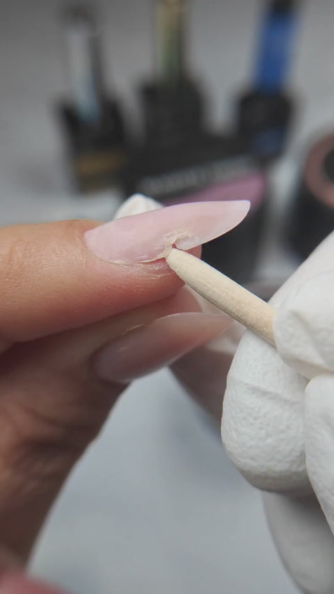 Julie montre la pose de gel Ultra Cream Warm Nude et le renfort des points de stress.