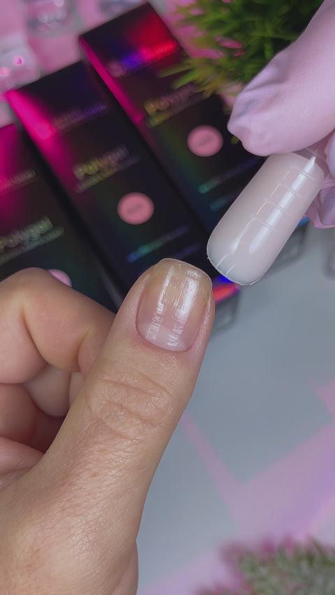 Capsule de modelage présentée près d’un ongle naturel