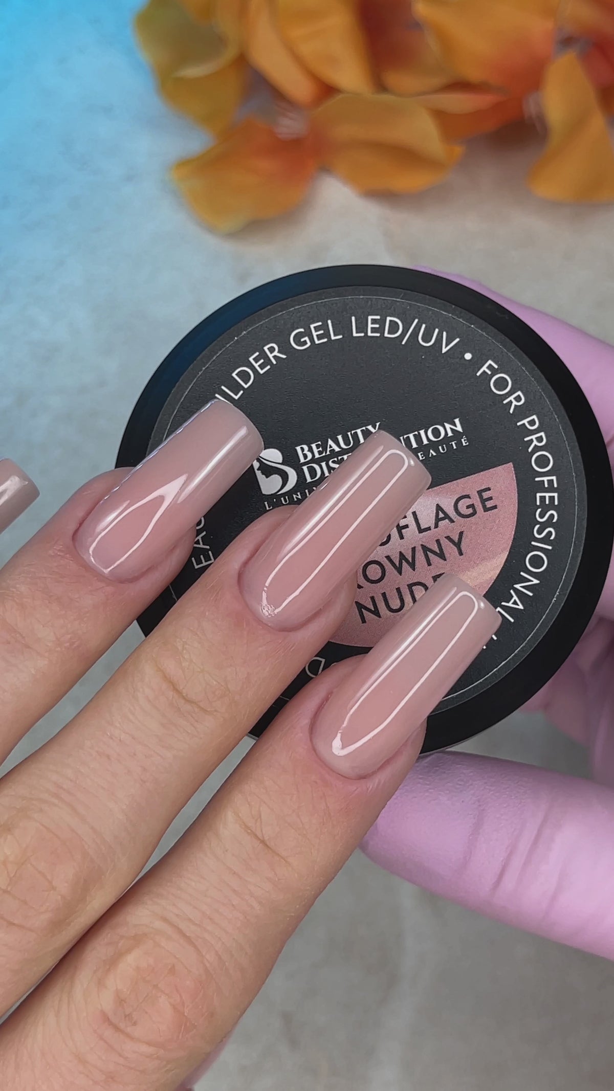 Gel Camouflage Browny Nude et exemple de manucure nude