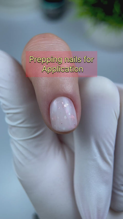 Préparation de l’ongle et application de la Rubber Base Flakes Beauty Distribution par Nail Champion. Le primer, la base transparente et la finition sont des produits complémentaires.