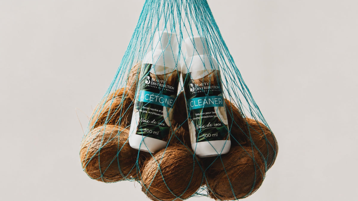 Acétone et cleaner Beauty Distribution présentés avec des noix de coco
