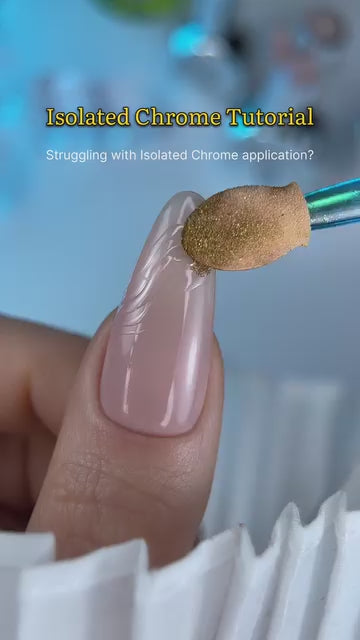 Tutoriel chrome isolé Beauty Distribution avec Chrome Mirror Base & Top. La couleur de fond et la poudre dorée sont des produits complémentaires.