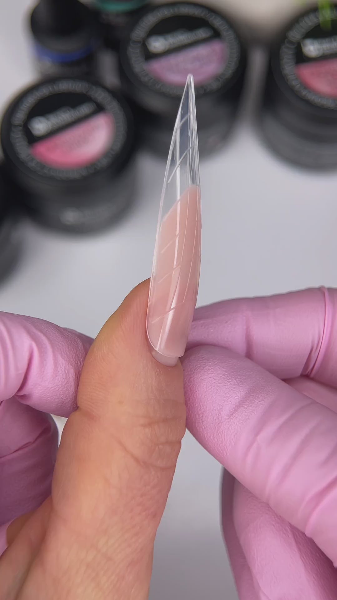 Construction avec popit et gel Camouflage Crystal Rose Beauty Distribution par Nail Champion : pot visible, application et résultat. Le top coat est un produit complémentaire.