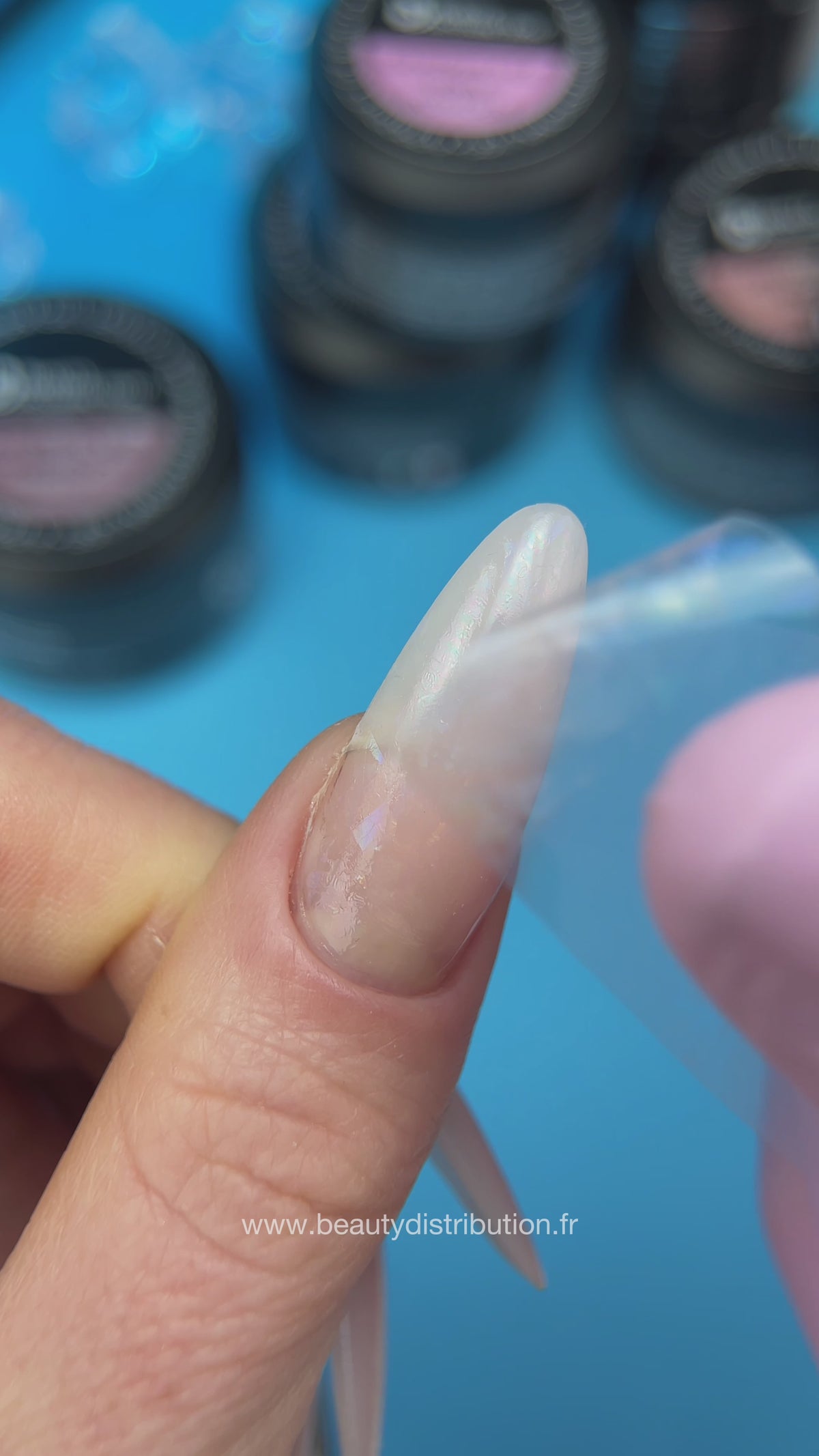 Travail de construction sur un ongle long et pointu