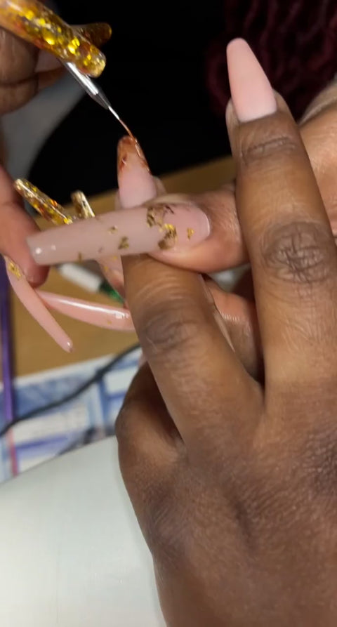 Geste nail art marbré chocolat caramel par Lauranynails, associant notamment A048, B405 et B091 Beauty Distribution.