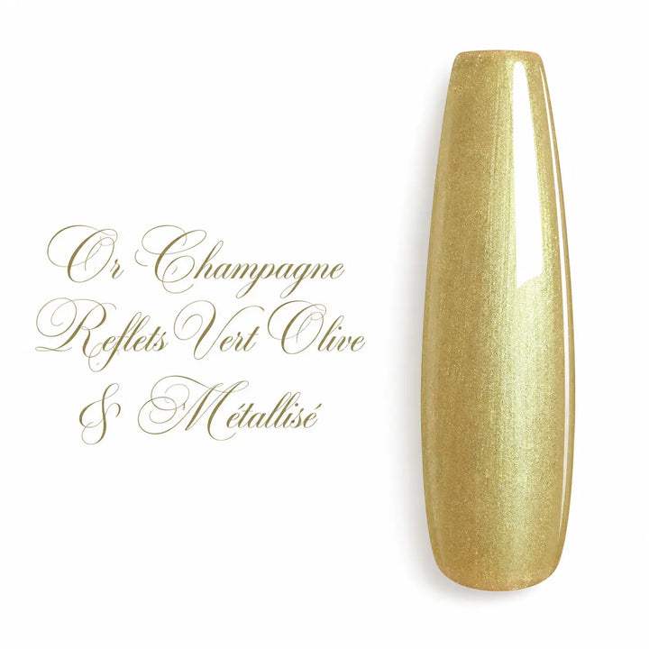 Capsule nuancier professionnelle longue forme ballerine, vernis gel UV semi-permanent Or Champagne aux reflets vert olive métallisés, finition brillante et lumineuse sur fond blanc, collection Beauty Distribution