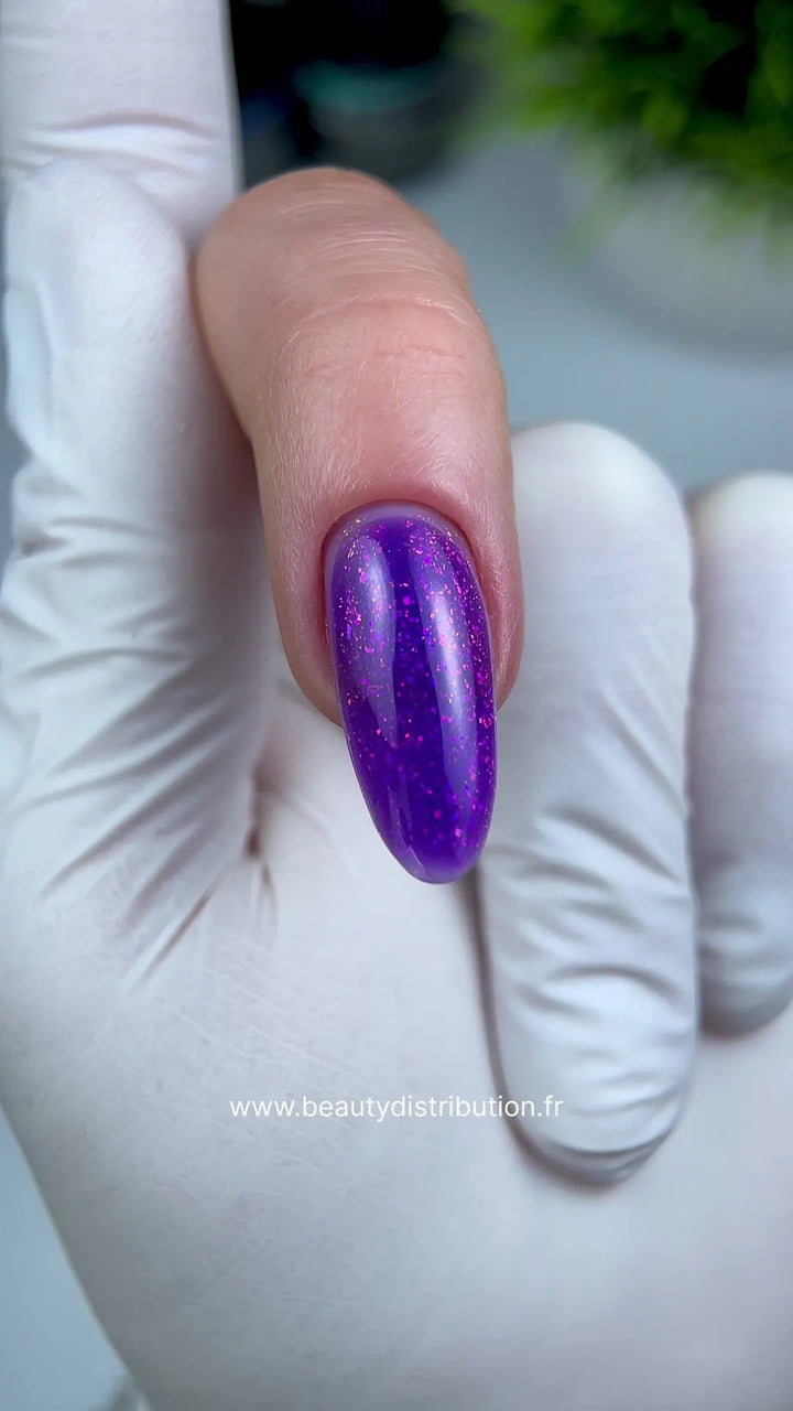 Résultat violet pailleté de la Rubber Base Galactica Beauty Distribution, réalisé par Nail Champion.