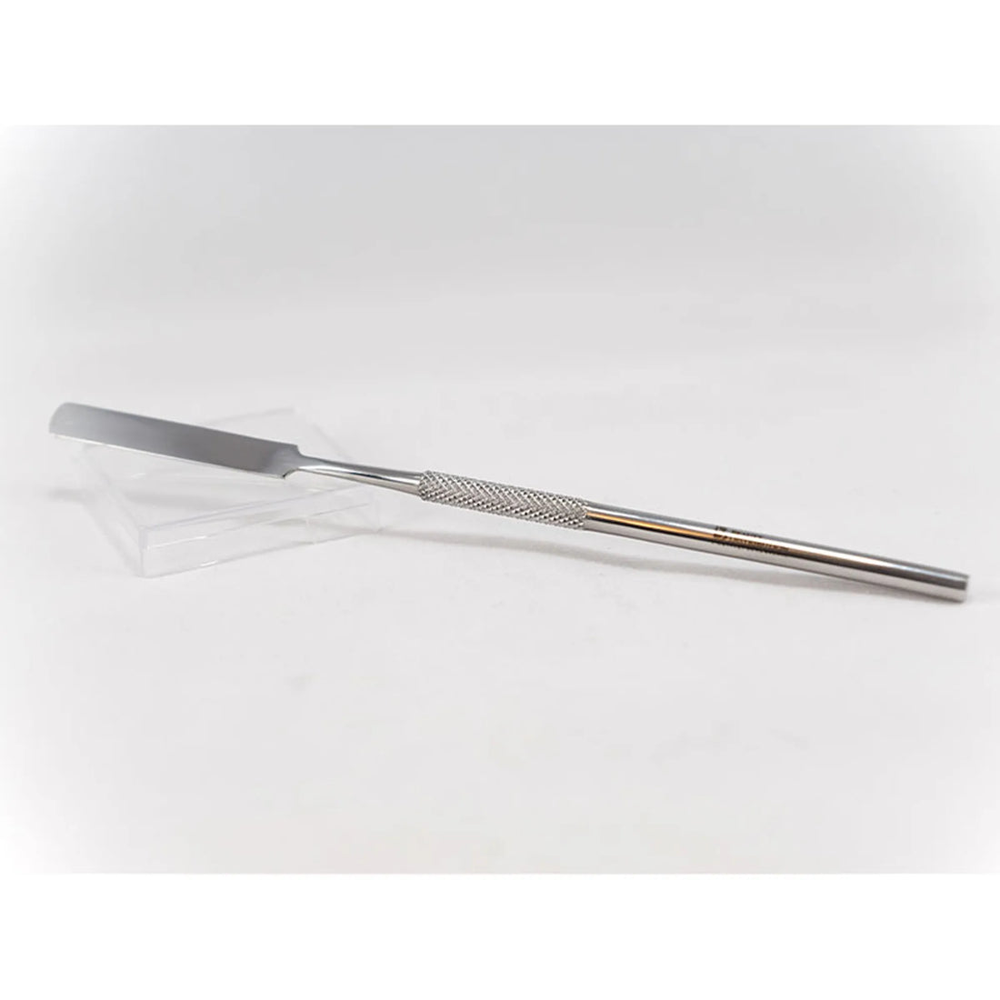 spatule en acier inoxydable pour mélange gel et nail art Beauty Distribution sur fond blanc.