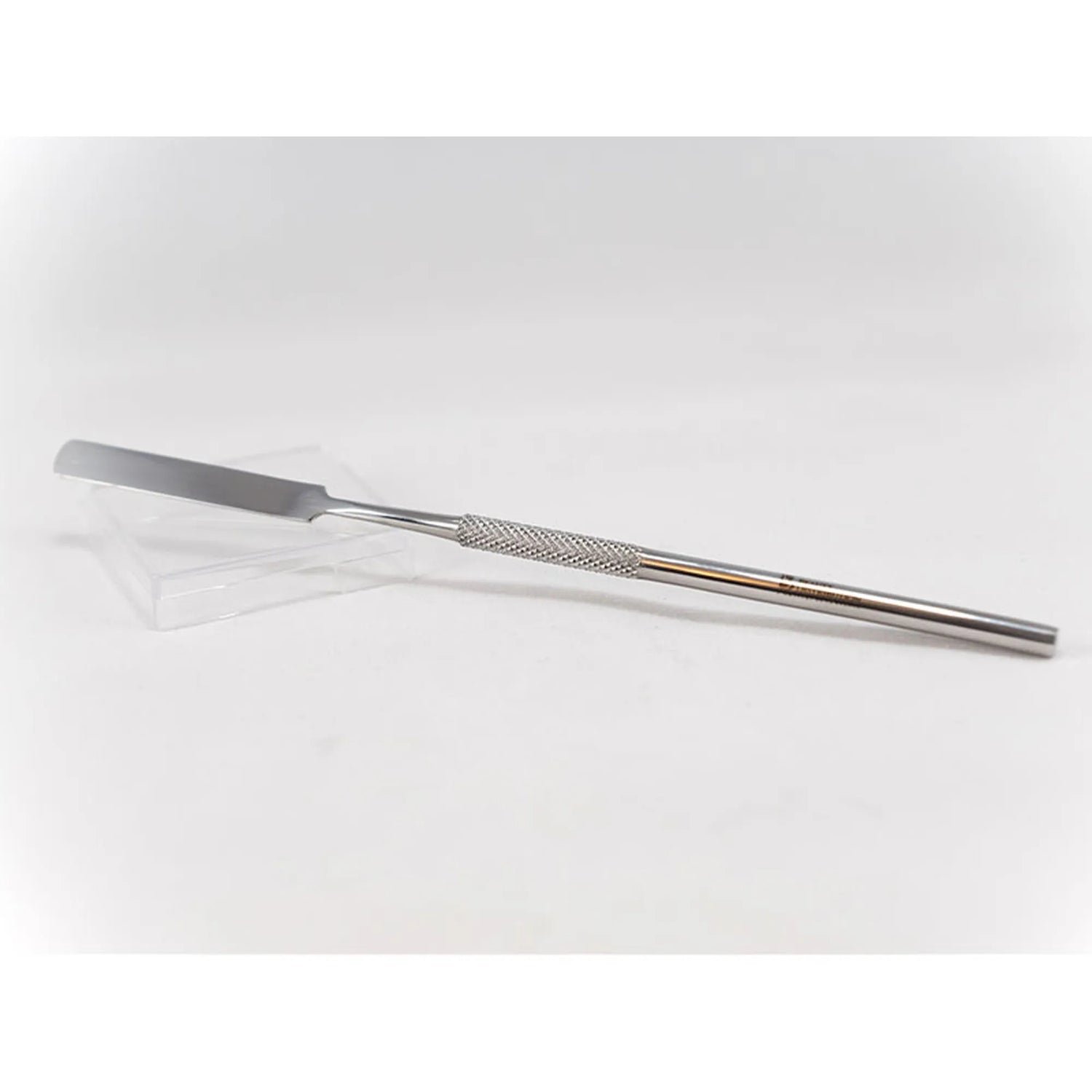 spatule en acier inoxydable pour mélange gel et nail art Beauty Distribution sur fond blanc.