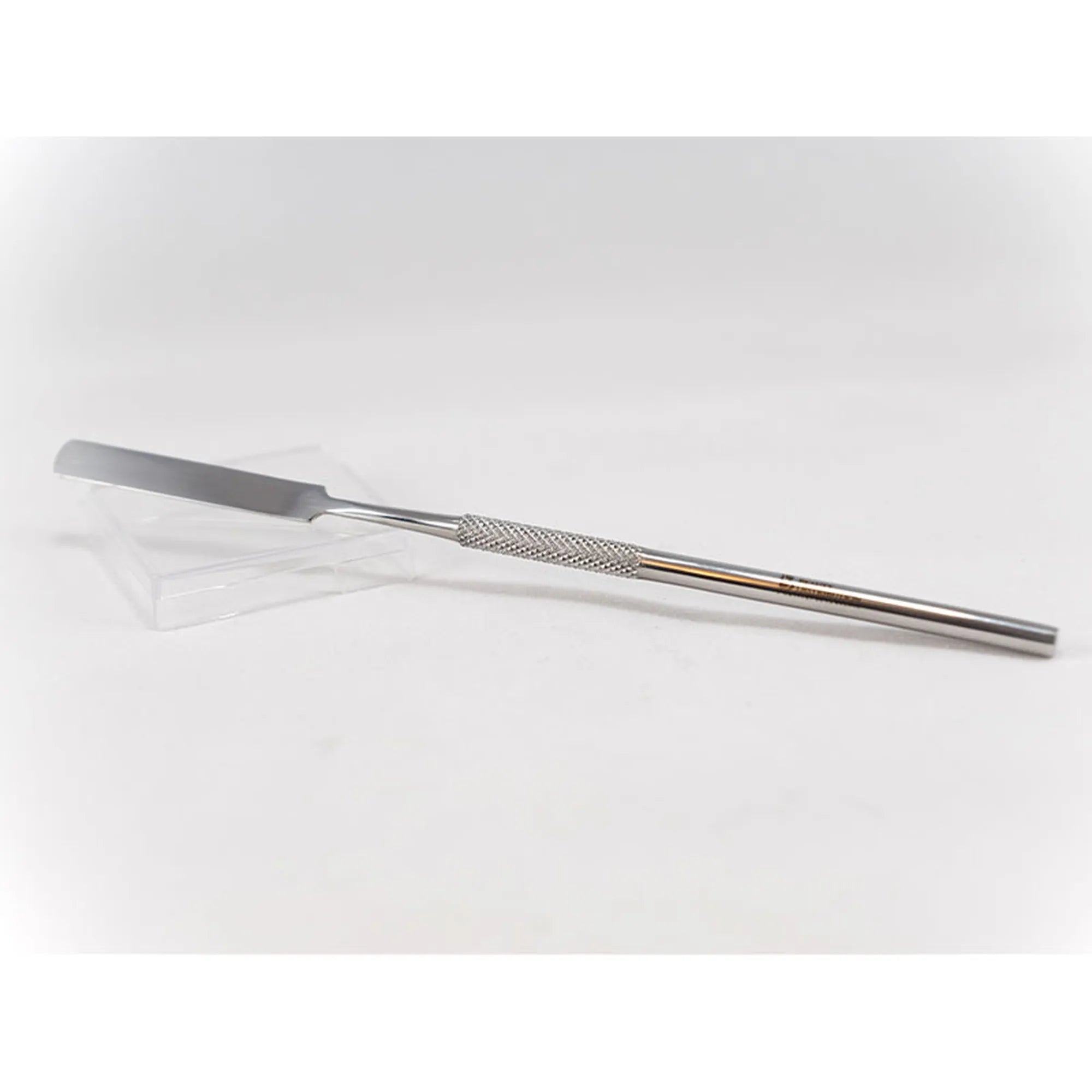 spatule en acier inoxydable pour mélange gel et nail art Beauty Distribution sur fond blanc.