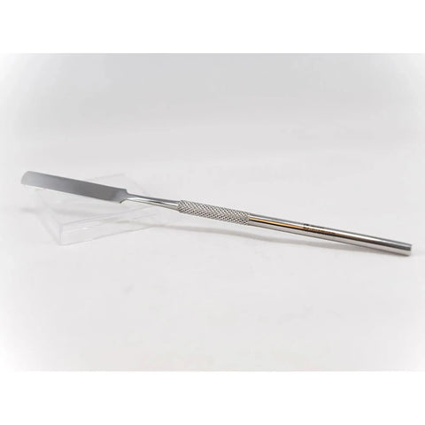 spatule en acier inoxydable pour mélange gel et nail art Beauty Distribution sur fond blanc.